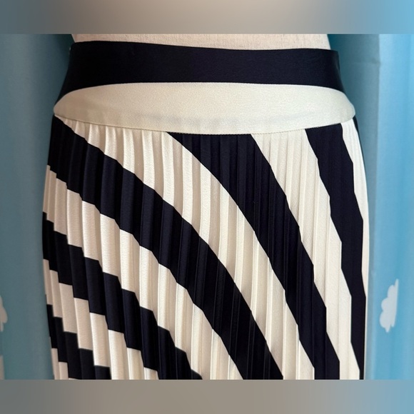 NWT Hugo Boss pleated diagonal stripe skirt. 4 - Picture 5 of 7